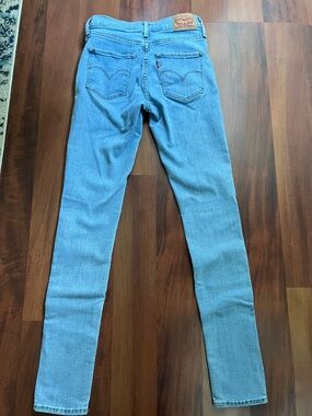 Levi's Women's Light Blue Skinny Jeans - Back Pocket Detail